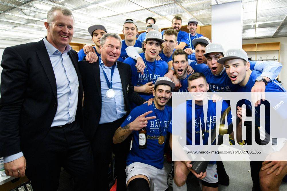 SAP Arena, Mannheim Volleyball, DVV-Pokal Finale, Siegerehrung Party in der Kabine - Team Friedrichshafen