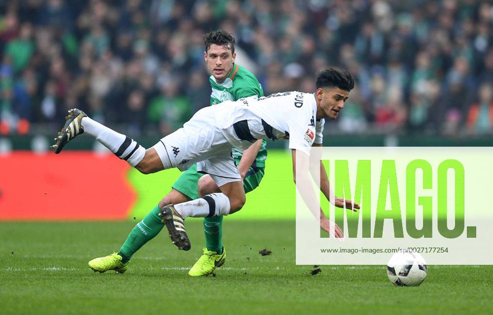 FUSSBALL 1. BUNDESLIGA 20. SPIELTAG SAISON 2016 2017 SV Werder Bremen - Borussia Moenchengladbach 11.02.2017 Zlatko Junuzovic (hinten, SV Werder Bremen) gegen Thorgan Hazard (Borussia Moenchengladbach)
