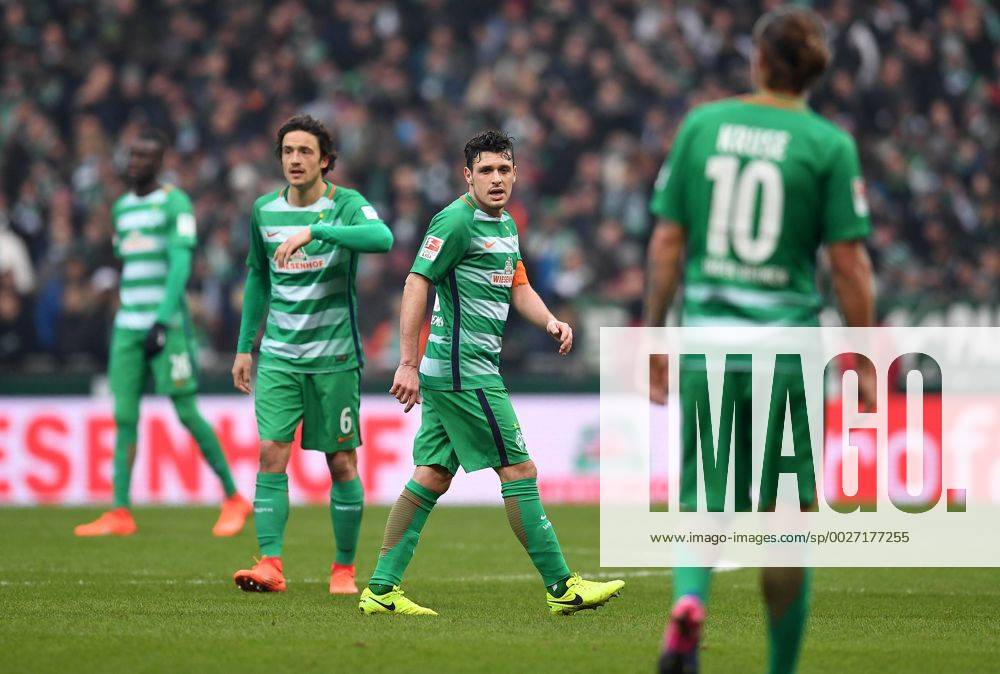 FUSSBALL 1. BUNDESLIGA 20. SPIELTAG SAISON 2016 2017 SV Werder Bremen - Borussia Moenchengladbach 11.02.2017 Lamine Sane, Thomas Delaney, Zlatko Junuzovic und Max Kruse (v.l. alle SV Werder Bremen)