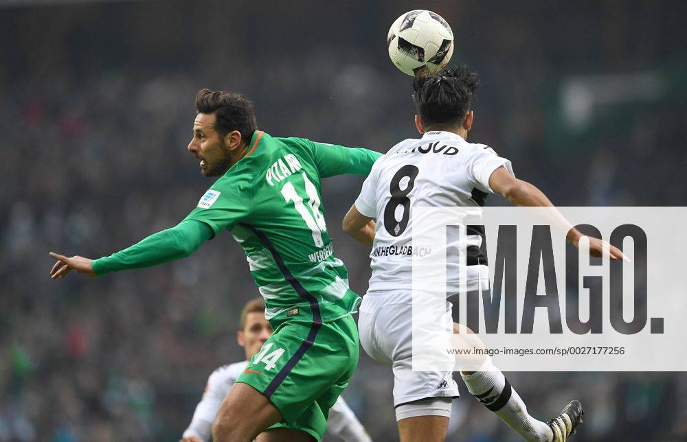 FUSSBALL 1. BUNDESLIGA 20. SPIELTAG SAISON 2016 2017 SV Werder Bremen - Borussia Moenchengladbach 11.02.2017 Max Kruse (li, SV Werder Bremen) gegen Mahmoud Dahoud (re, Borussia Moenchengladbach))