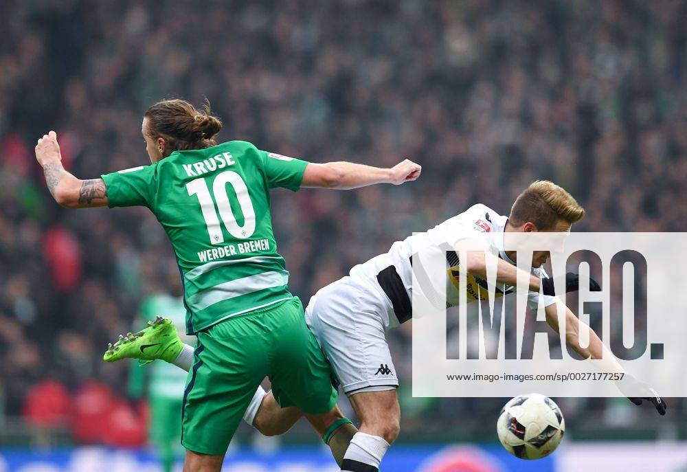 FUSSBALL 1. BUNDESLIGA 20. SPIELTAG SAISON 2016 2017 SV Werder Bremen - Borussia Moenchengladbach 11.02.2017 Max Kruse (li, SV Werder Bremen) gegen Patrick Herrmann (re, Borussia Moenchengladbach))