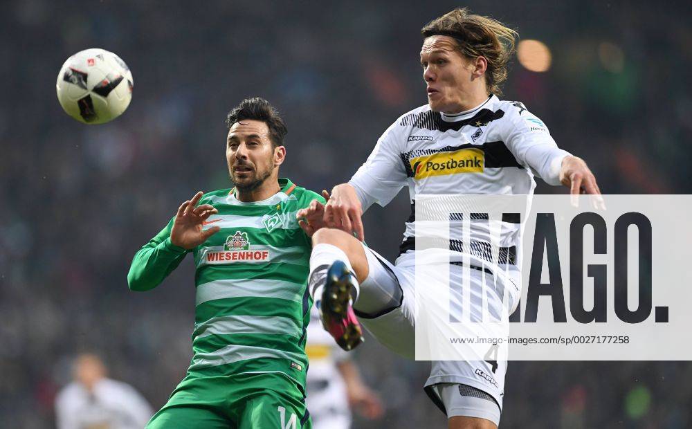 FUSSBALL 1. BUNDESLIGA 20. SPIELTAG SAISON 2016 2017 SV Werder Bremen - Borussia Moenchengladbach 11.02.2017 Claudio Pizarro (li, SV Werder Bremen) gegen Jannik Vestergaard (re, Borussia Moenchengladbach))