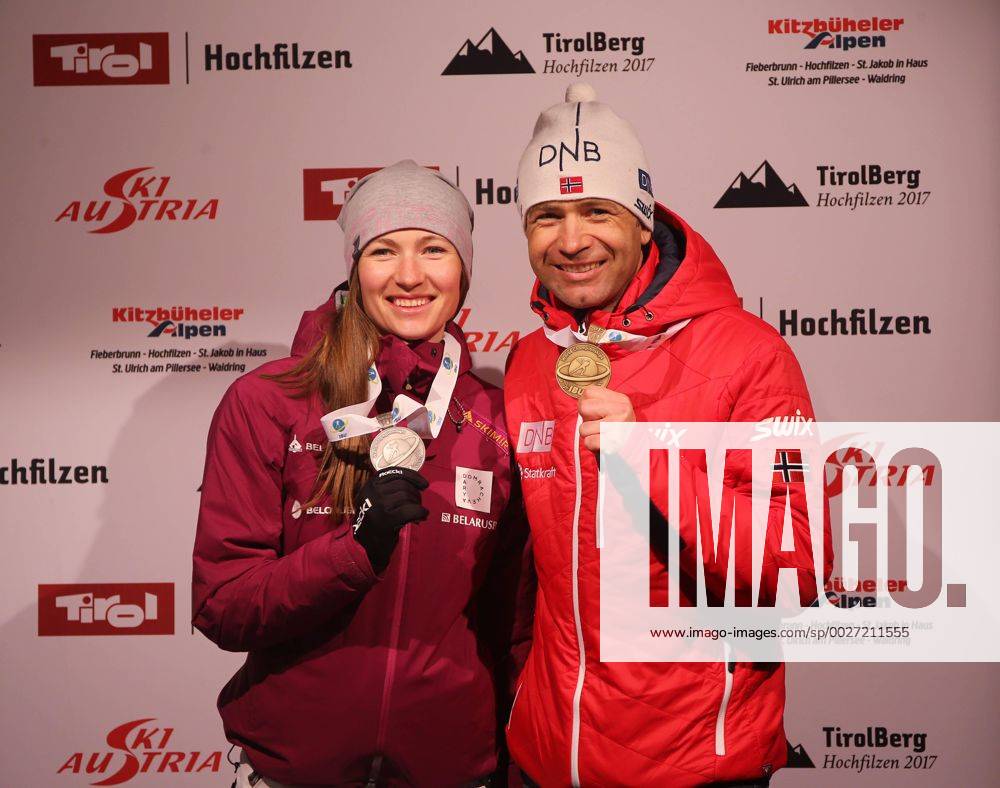 Hochfilzen Biathlon IBU Weltmeisterschaften Hochfilzen, Frauen Verfolgung, v.l. das Ehepaar Darya Domracheva (BLR) und Ole Einar Björndalen (NOR) mit ihren Medaillen