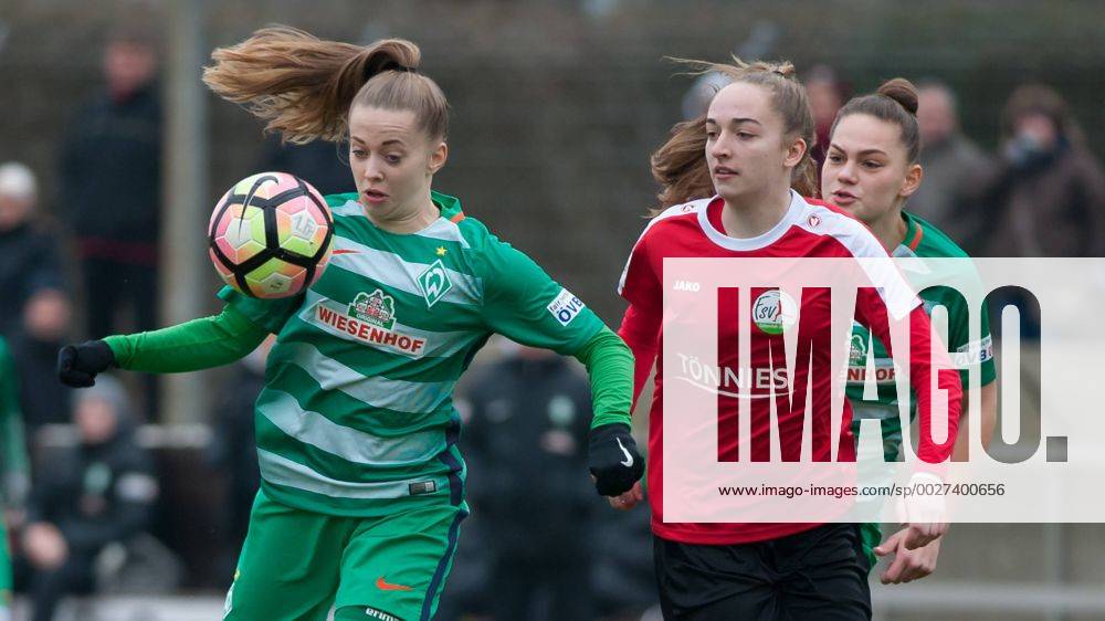 V.li.: Nina Lührßen (Luehrssen, SV Werder Bremen, 4) im Zweikampf mit Sophia Kleinherne (FSV Gütersloh 2009, 24), Fussball, 2. Frauen-Bundesliga Nord, SV Werder Bremen - FSV Gütersloh 2009,