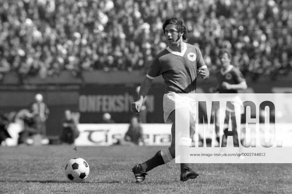 Gerd Müller (BR Deutschland) am Ball Fußball Länderspiel Herren EM Qualifikation 1971, Nationalmannschaft, Nationaltrikot, BRD Einzelbild Istanbul Dynamik, Fußball Länderspiel Herren EM Qualifikation 1971, Nationalmannschaft, Nationaltrikot, BRD Einzelbild Istanbul Dynamik,