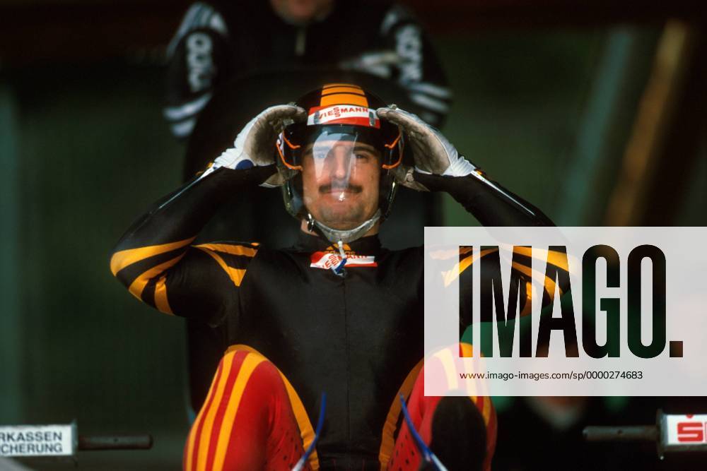 Georg Hackl (Deutschland) bei Startvorbereitungen Rennrodeln Herren LuK Challenge Cup 2000 2001, Welt Cup, Worldcup, WC, Weltcup, Rennschlittensport, Rennschlitten Einzelbild World Oberhof Konzentration