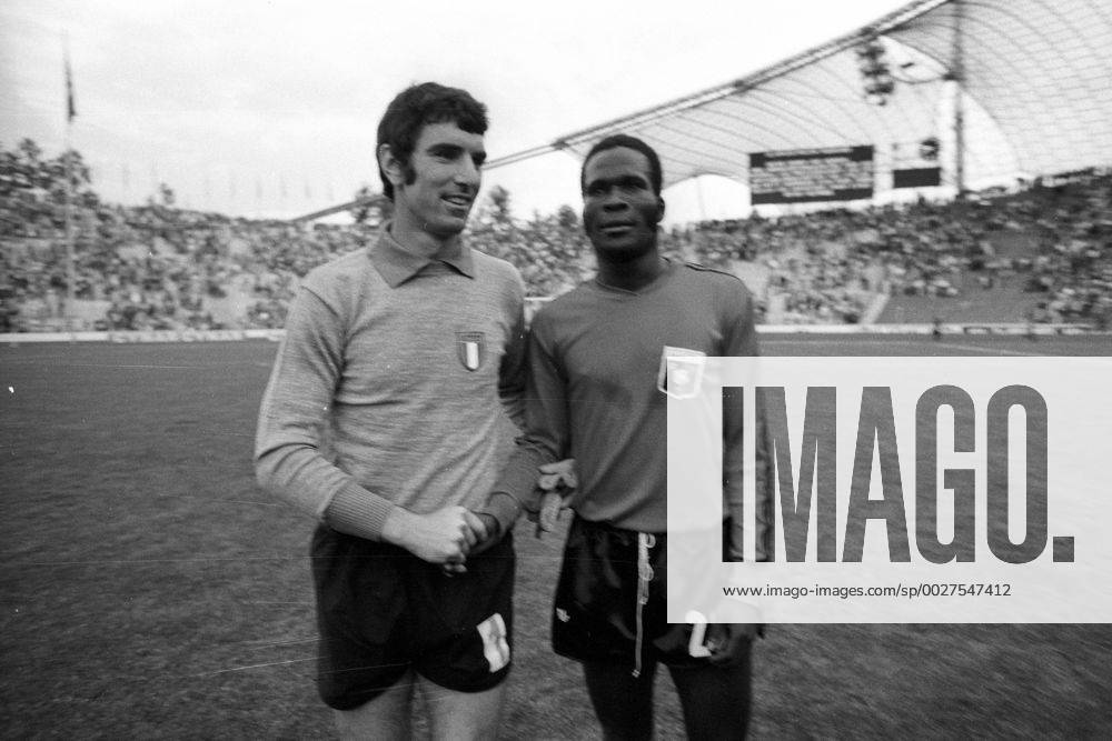 Torwart Dino Zoff (Italien) und Emmanuel Sanon (Haiti)