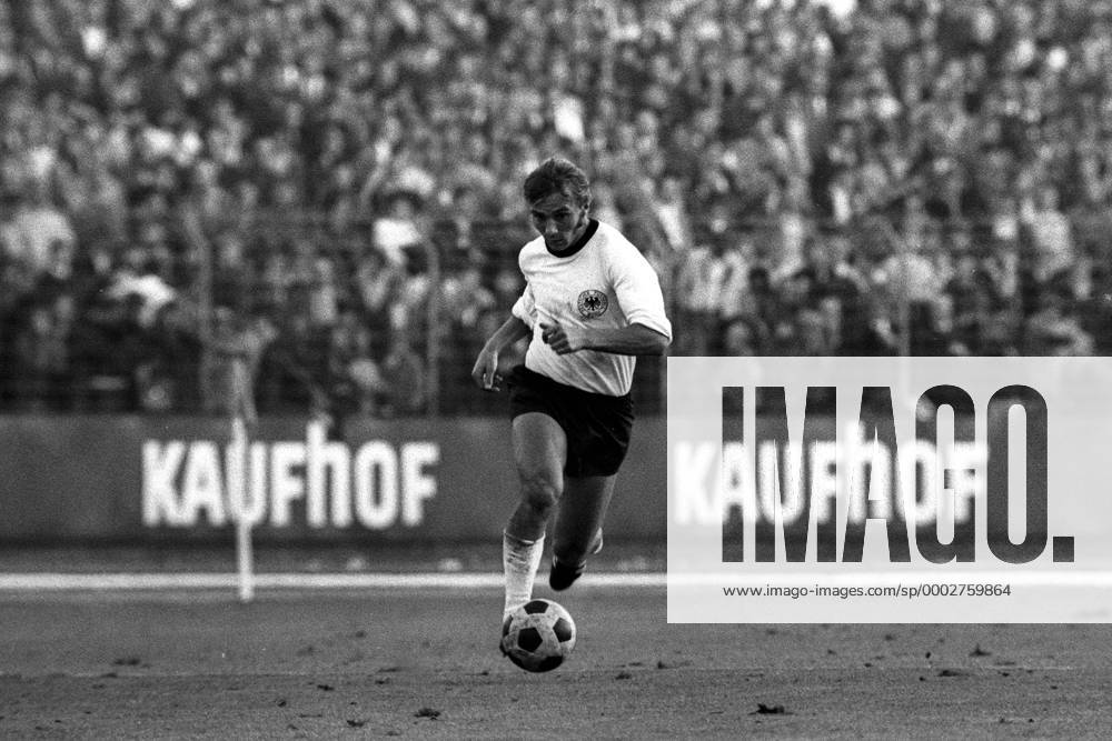 Reinhard Stan Libuda (BR Deutschland) am Ball Fußball Länderspiel Herren EM Qualifikation 1970, Nationalmannschaft, Nationaltrikot, BRD, Vneg, Vsw Einzelbild Köln Dynamik, Fußball Länderspiel Herren EM Qualifikation 1970, Nationalmannschaft, Nationaltrikot, BRD, Vneg, Vsw Einzelbild Köln Dynamik,