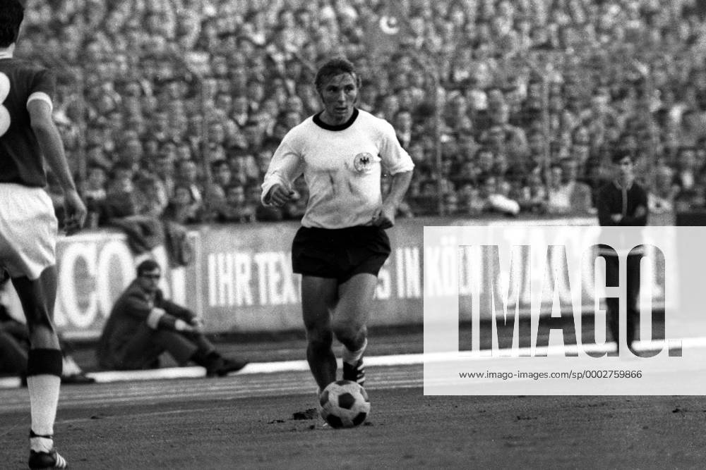 Reinhard Stan Libuda (BR Deutschland) am Ball Fußball Länderspiel Herren EM Qualifikation 1970, Nationalmannschaft, Nationaltrikot, BRD, Vneg, Vsw Einzelbild Köln Dynamik, Fußball Länderspiel Herren EM Qualifikation 1970, Nationalmannschaft, Nationaltrikot, BRD, Vneg, Vsw Einzelbild Köln Dynamik,