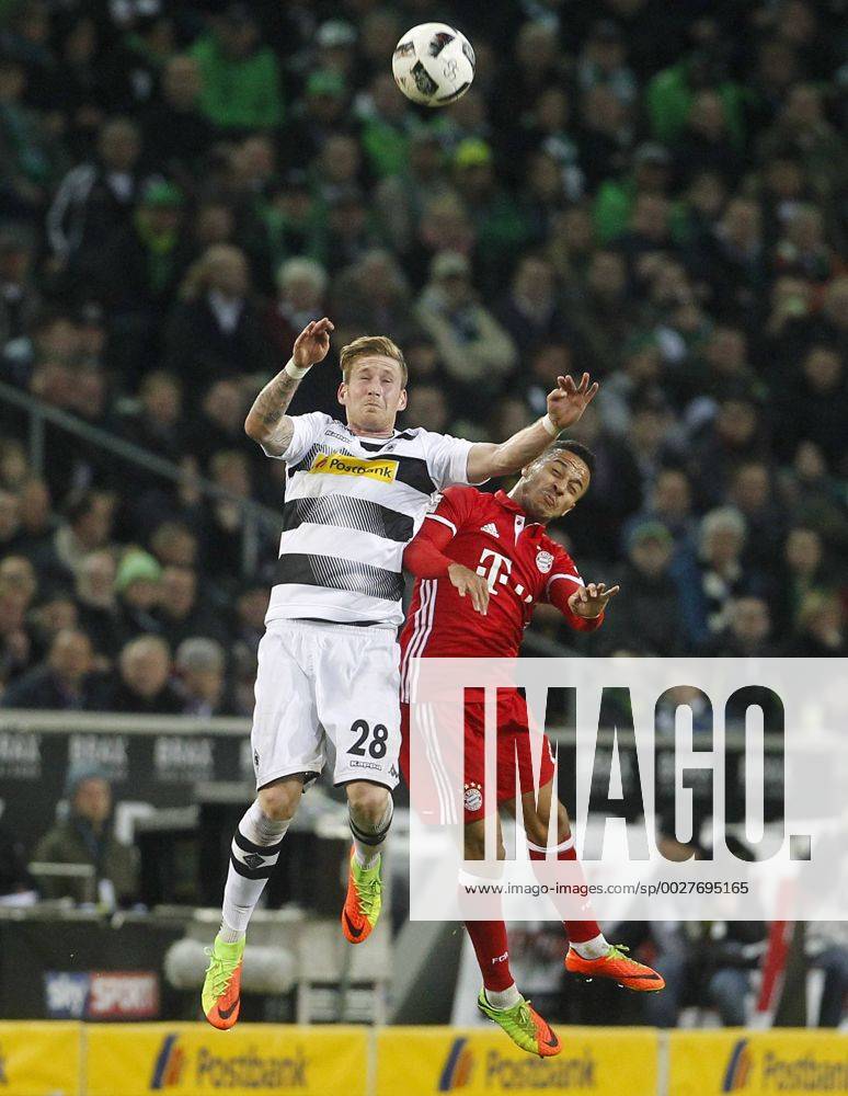 Mönchengladbach, Borussiapark, 19.03.17: Andre Hahn (Bor. Moenchengladbach) (L) gegen Thiago (FC Bayern München) im Spiel der 1. Bundesliga zwischen Borussia Mönchengladbach vs. FC Bayern München in der Saison 2016 2017.
