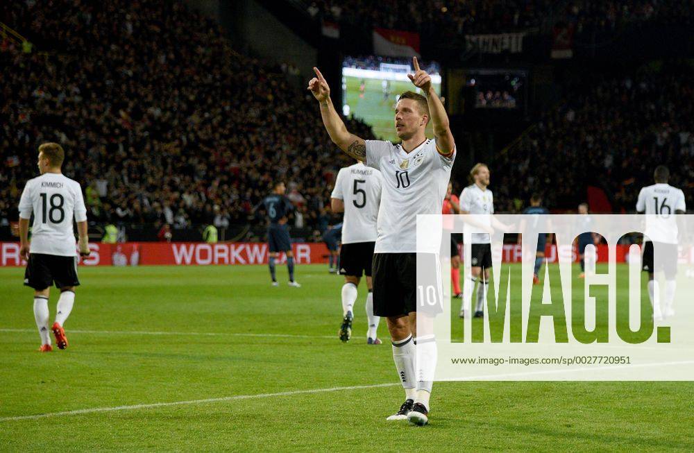 Fussball Freundschaftsspiel, Deutschland - England,, v.l. Lukas Podolski (Deutsche Fussball Nationalmannschaft DFB) Torjubel, Goal celebration, celebrate the goal zum 1:0 Dortmund