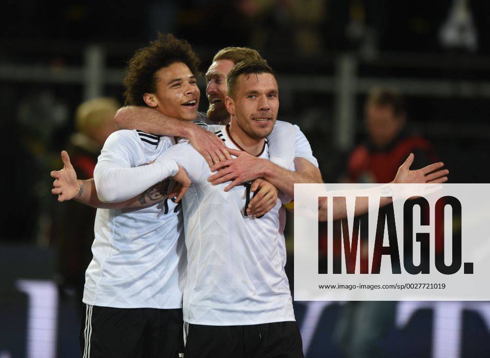Fußball-Länderspiel: Deutschland - England 22.03.2017 in Dortmund. Der Torschütze Lukas Podolski (vorne) jubelt nach seinem Treffer zum 1:0. Dahinter Leroy Sane (li.) und Andre Schürrle. HM