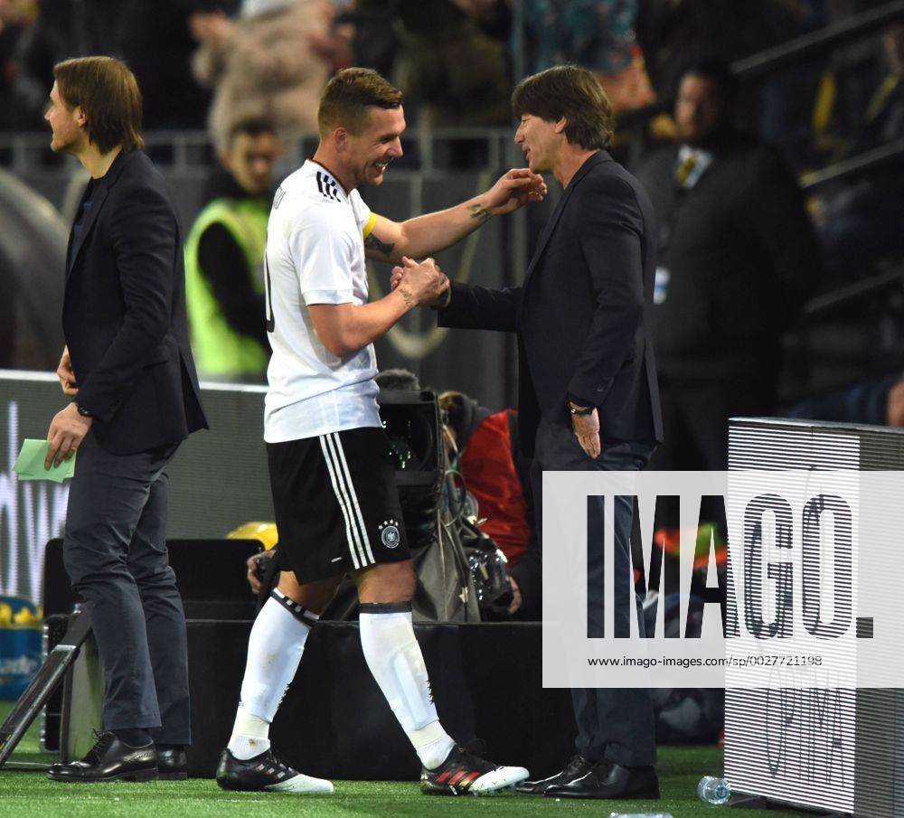 Fußball-Länderspiel: Deutschland - England 22.03.2017 in Dortmund. Bundestrainer Joachim Löw gratuliert Lukas Podolski bei dessen Auswechslung. HM