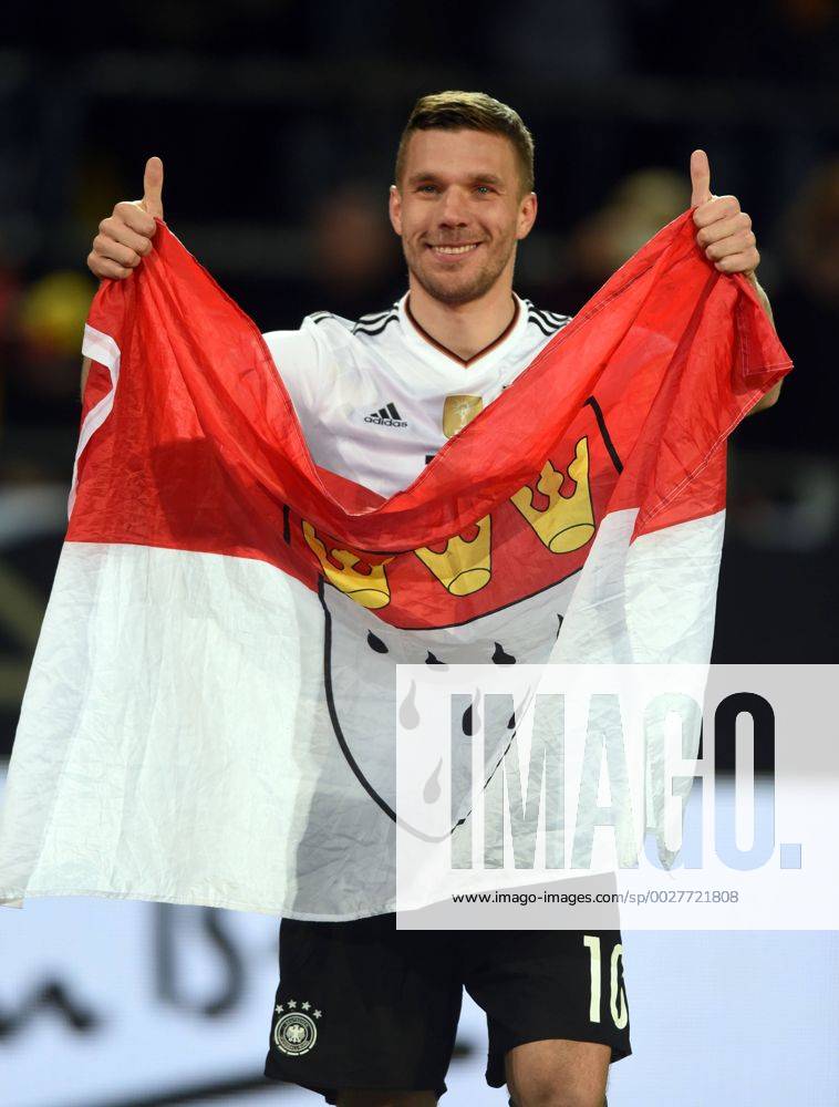 Fußball-Länderspiel: Deutschland - England 22.03.2017 in Dortmund. Lukas Podolski (Deut.) jubelt vor dem Fanblock mit Kölner Fahne. HM