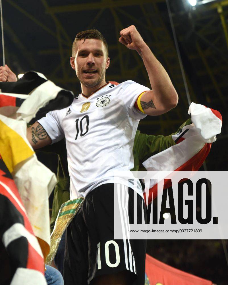 Fußball-Länderspiel: Deutschland - England 22.03.2017 in Dortmund. Lukas Podolski (Deut.) jubelt auf dem Zaun vor dem Fanblock. HM