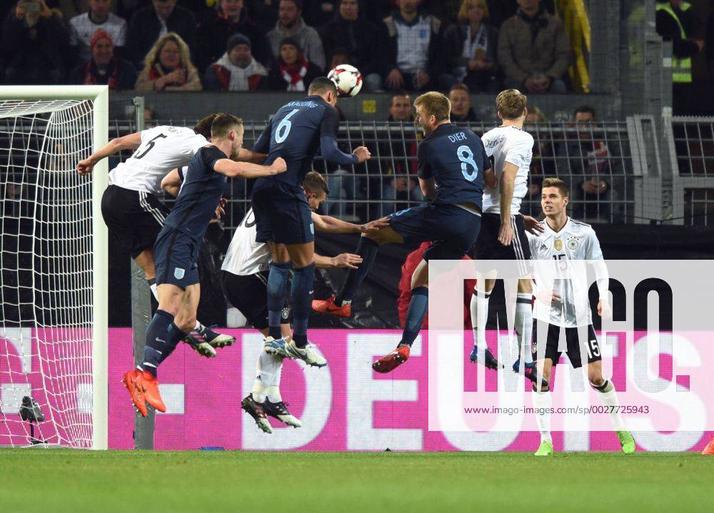 Fußball-Länderspiel: Deutschland - England 22.03.2017 in Dortmund. Kopfballszene vor dem Deutschen Tor. Vorne v.l: Cahill (5), Smalling (6) und Dier (8 alle Engl.). Dahinter: Hummels (5), Podolski (10 verd.), Schürrle (9) und Weigl (15 alle Deut.). HM