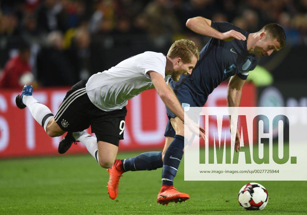 Fußball-Länderspiel: Deutschland - England 22.03.2017 in Dortmund. Andre Schürrle (Deut. vorne) gegen Gary Cahill (Engl.). HM