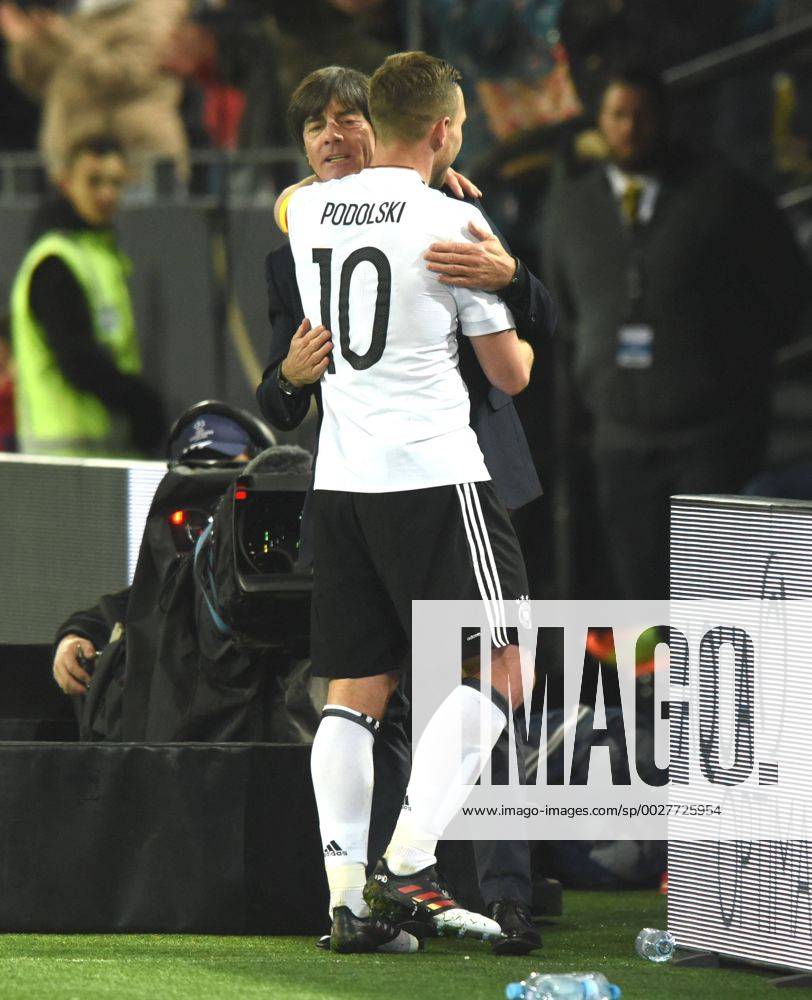 Fußball-Länderspiel: Deutschland - England 22.03.2017 in Dortmund. Bundestrainer Joachim Löw umarmt Lukas Podolski. HM