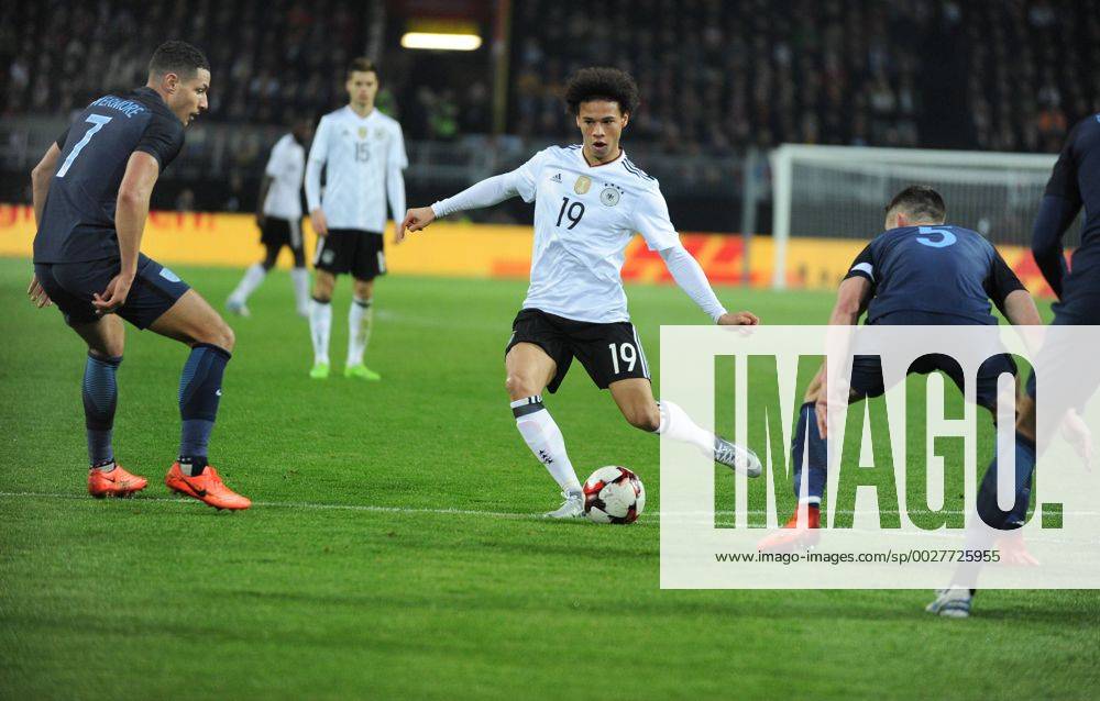 Fußball-Länderspiel: Deutschland - England 22.03.2017 in Dortmund. Leroy Sane (Deut.) Aktion im englischen Strafraum. Li: Livermore. Re: Cahill (beide Engl.). HM
