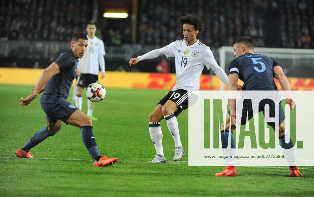 Fußball-Länderspiel: Deutschland - England 22.03.2017 in Dortmund. Leroy Sane (Deut.) Aktion im englischen Strafraum. Li: Livermore. Re: Cahill (beide Engl.). HM