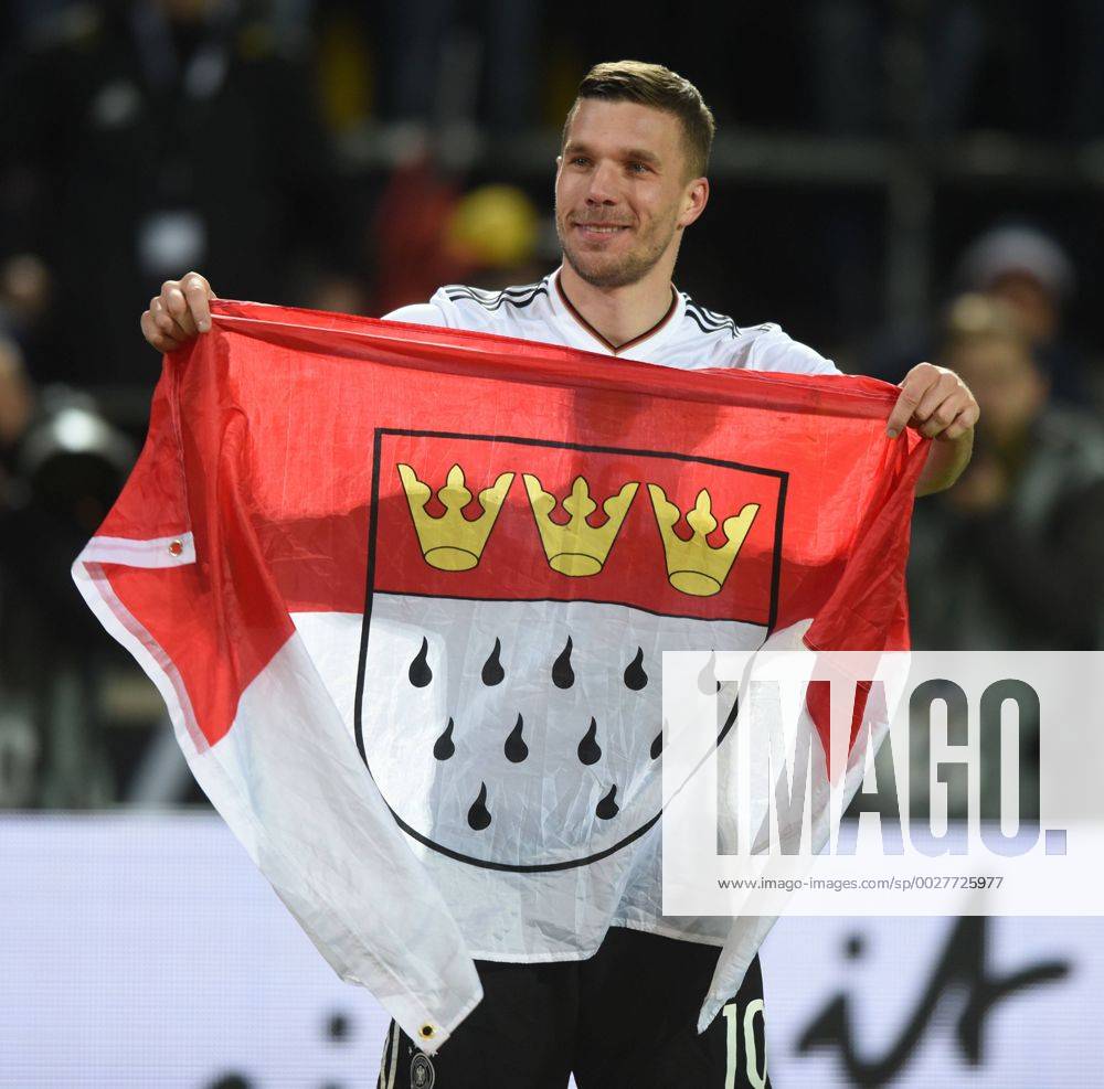 Fußball-Länderspiel: Deutschland - England 22.03.2017 in Dortmund. Lukas Podolski (Deut.) auf der Ehrenrunde mit Köln-Fahne. HM