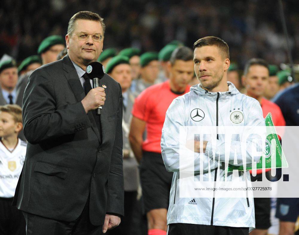 Fußball-Länderspiel: Deutschland - England 22.03.2017 in Dortmund. Lukas Podolski (Deut.) wird vom DFB geehrt. Li: DFB-Präsident Reinhard Grindel. HM