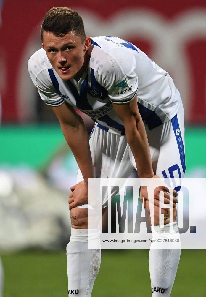 Fussball - Saison 2016 2017 - 2. Fussball - Bundesliga - 26. Spieltag: 1. FC Nürnberg Nuernberg FCN Club - Karlsruher SC KSC - - Fabian Reese (40, Karlsruher SC ) enttäuscht Enttäuschung nach Spielende