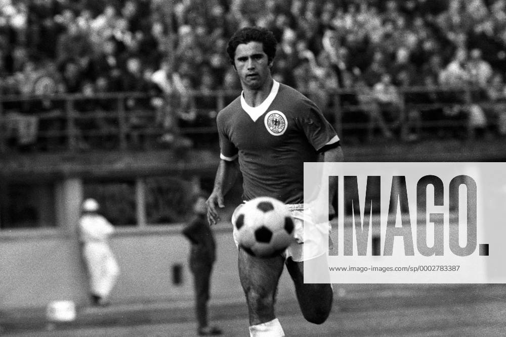 Gerd Müller (BR Deutschland) am Ball Fußball Länderspiel Herren Freundschaftsspiel 1969, Test, Testspiel, Nationalmannschaft, Nationaltrikot, BRD, Vneg, Vsw Einzelbild Wien Dynamik, Fußball Länderspiel Herren Freundschaftsspiel 1969, Test, Testspiel, Nationalmannschaft, Nationaltrikot, BRD, Vneg, Vsw Einzelbild Wien Dynamik,