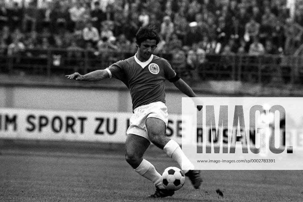 Gerd Müller (BR Deutschland) am Ball Fußball Länderspiel Herren Freundschaftsspiel 1969, Test, Testspiel, Nationalmannschaft, Nationaltrikot, BRD, Vneg, Vsw Einzelbild Wien Dynamik, Fußball Länderspiel Herren Freundschaftsspiel 1969, Test, Testspiel, Nationalmannschaft, Nationaltrikot, BRD, Vneg, Vsw Einzelbild Wien Dynamik,