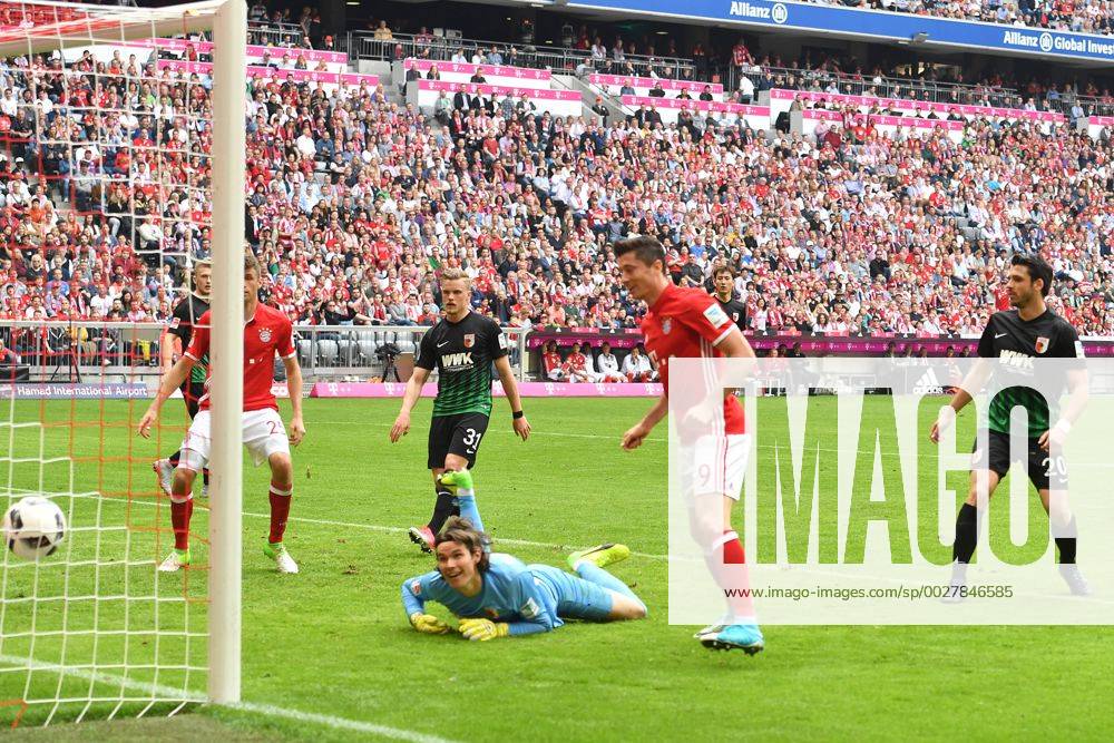 Tor zum 5-0 durch Robert LEWANDOWSKI (Bayern Muenchen),Aktion,Kopfballtor gegen Torwart Marwin HITZ (FC Augsburg). Fussball 1. Bundesliga, 26. Spieltag, FC Bayern Muenchen (M)-FC Augsburg (A) 6-0, am 01.04.2017 in Muenchen Deutschland, A L L I A N Z A R E N A.