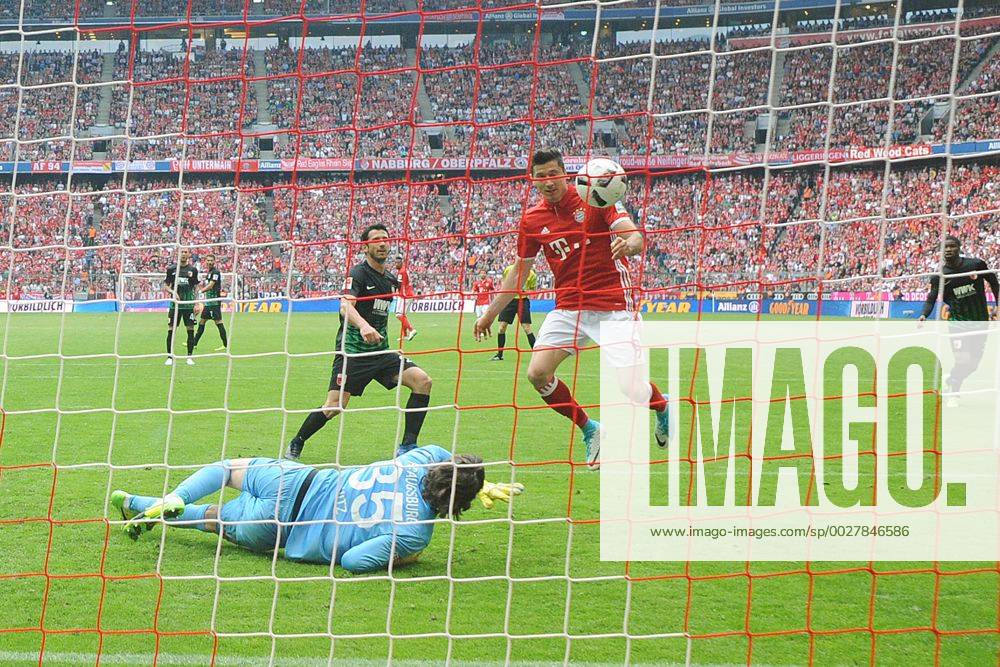 Tor zum 5-0 durch Robert LEWANDOWSKI (Bayern Muenchen),Aktion,Kopfballtor gegen Torwart Marwin HITZ (FC Augsburg). Hintertorkamera,Hintertorperspektive. Fussball 1. Bundesliga, 26. Spieltag, FC Bayern Muenchen (M)-FC Augsburg (A) 6-0, am 01.04.2017 in Muenchen Deutschland, A L L I A N Z A R E N A.