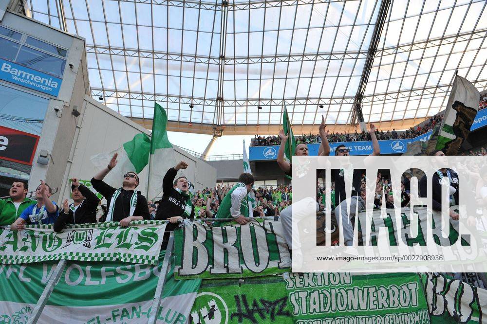 Fussball - Saison 2016 2017 - 1. Bundesliga - 26. Spieltag: Bayer 04 Leverkusen - VfL Wolfsburg - AuWo - Wolfsburger Mannschaft bedankt sich bei den Fans, Fans feiern ihre Mannschaft