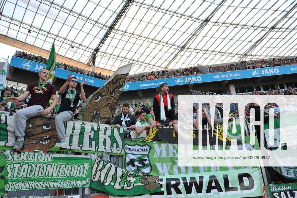 Fussball - Saison 2016 2017 - 1. Bundesliga - 26. Spieltag: Bayer 04 Leverkusen - VfL Wolfsburg - AuWo - Fans Wolfsburg