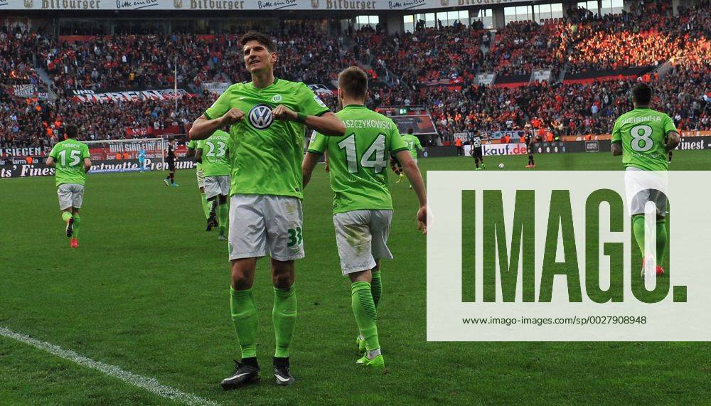 Fussball - Saison 2016 2017 - 1. Bundesliga - 26. Spieltag: Bayer 04 Leverkusen - VfL Wolfsburg - AuWo - Wolfsburgs Mario Gomez jubelt mit seinen Mitspielern nach seinem Tor zum 2:3