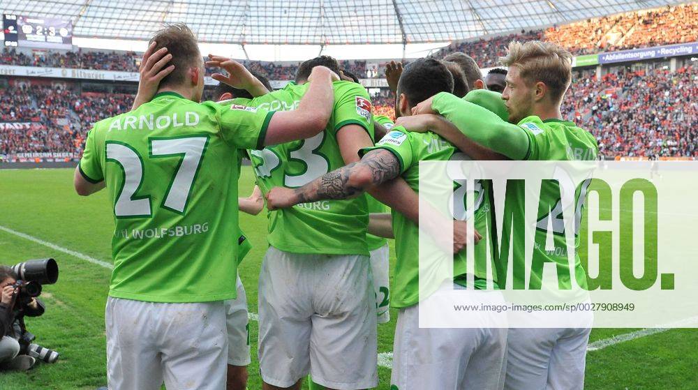 Fussball - Saison 2016 2017 - 1. Bundesliga - 26. Spieltag: Bayer 04 Leverkusen - VfL Wolfsburg - AuWo - Wolfsburgs Mario Gomez jubelt mit seinen Mitspielern nach seinem Tor zum 2:3