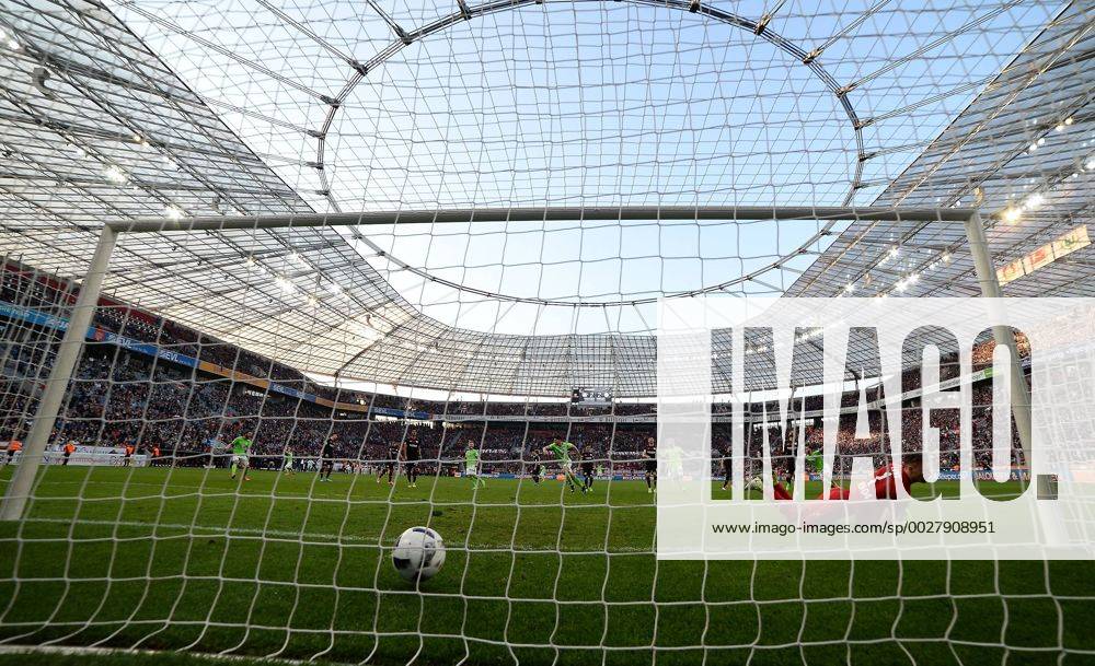 Fussball - Saison 2016 2017 - 1. Bundesliga - 26. Spieltag: Bayer 04 Leverkusen - VfL Wolfsburg - AuWo - Wolfsburgs Mario Gomez erzielt per Elfmeter Tor zum 3:2 gegen Bernd Leno fuer Wolfsburg