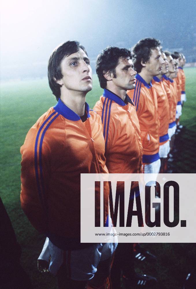 Johan Cruyff (Niederlande, li.) - Nationalhymne Fußball Länderspiel Herren WM Qualifikation 1977, Nationalmannschaft, Gruppe Amsterdam Fußball Länderspiel Herren WM Qualifikation 1977, Nationalmannschaft, Gruppe Amsterdam