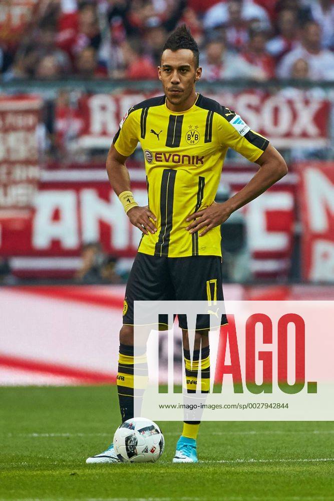 Muenchen, Deutschland, 08.04.2017, Bundesliga 28. Spieltag, FC Bayern Muenchen - BV Borussia Dortmund, Enttaeuschung bei Pierre-Emerick Aubameyang (BVB) ( DeFodi501