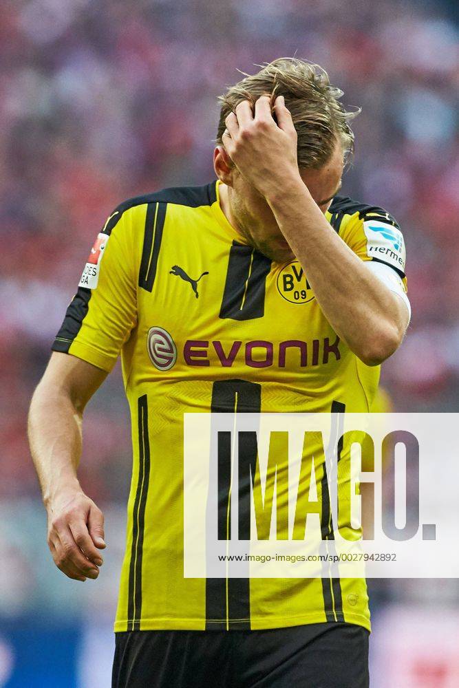 Muenchen, Deutschland, 08.04.2017, Bundesliga 28. Spieltag, FC Bayern Muenchen - BV Borussia Dortmund, Enttaeuschung bei Marcel Schmelzer (BVB) ( DeFodi501