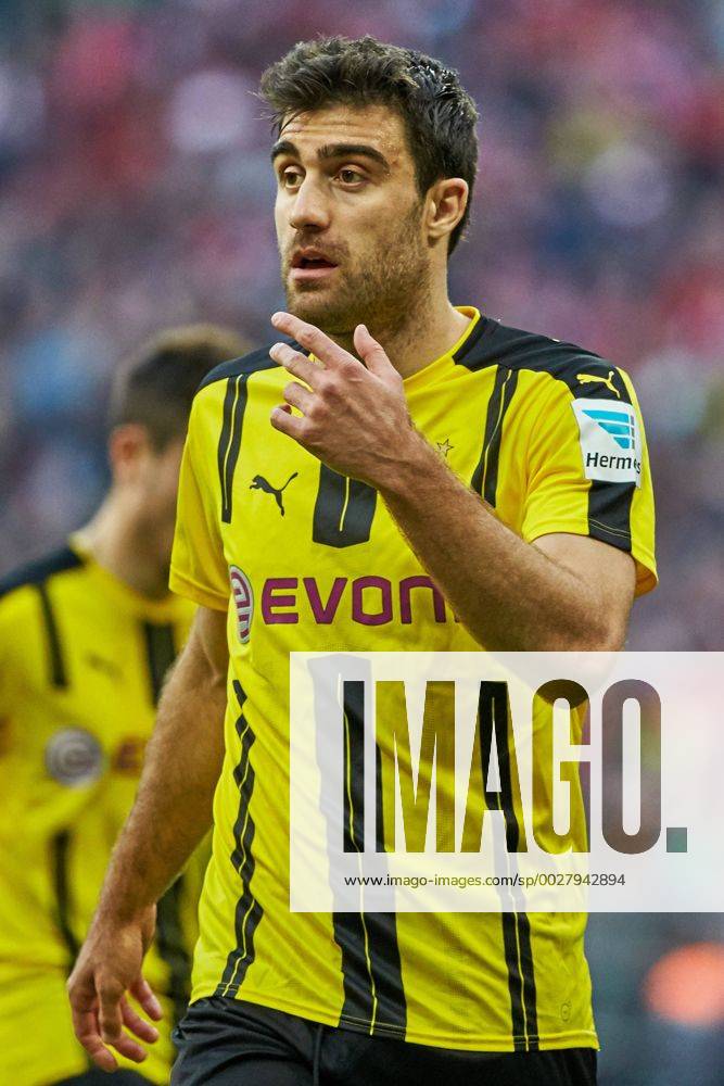 Muenchen, Deutschland, 08.04.2017, Bundesliga 28. Spieltag, FC Bayern Muenchen - BV Borussia Dortmund, Enttaeuschung bei Sokratis (BVB) ( DeFodi501