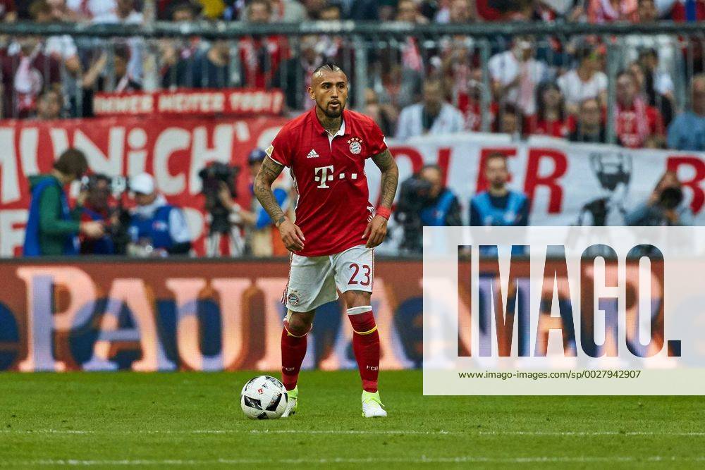 Muenchen, Deutschland, 08.04.2017, Bundesliga 28. Spieltag, FC Bayern Muenchen - BV Borussia Dortmund, Arturo Vidal (FCB) in Aktion ( DeFodi501