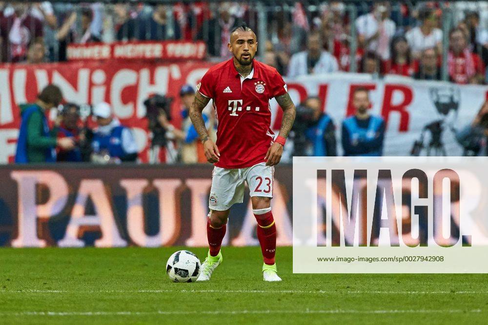 Muenchen, Deutschland, 08.04.2017, Bundesliga 28. Spieltag, FC Bayern Muenchen - BV Borussia Dortmund, Arturo Vidal (FCB) in Aktion ( DeFodi501
