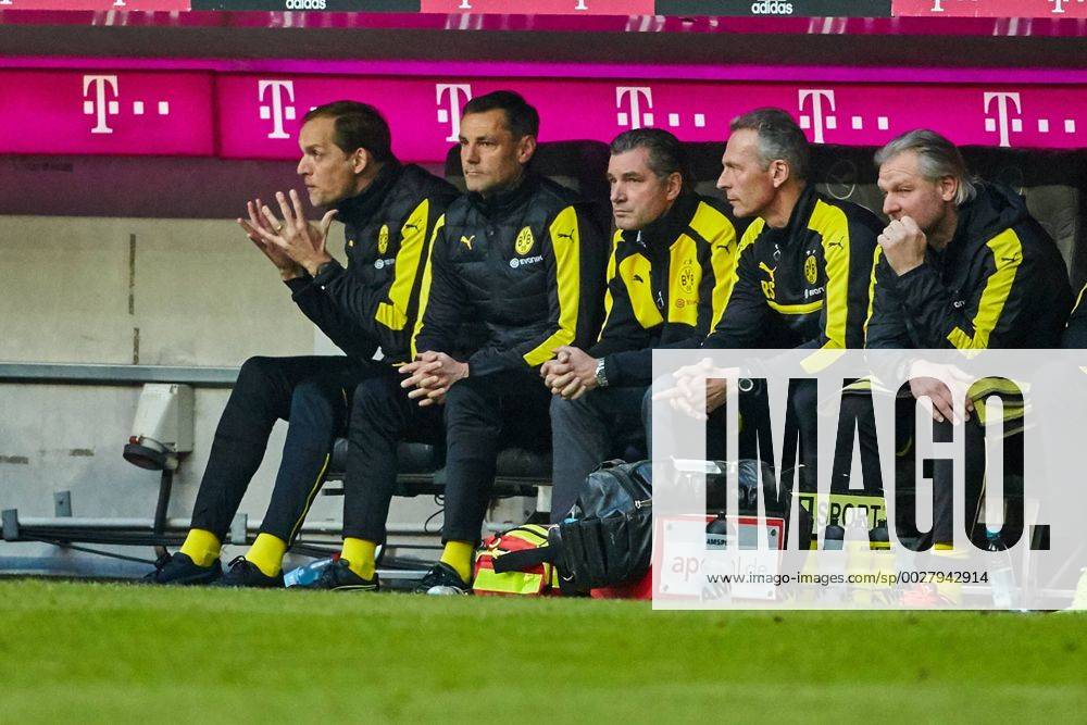 Muenchen, Deutschland, 08.04.2017, Bundesliga 28. Spieltag, FC Bayern Muenchen - BV Borussia Dortmund, Unzufriedenheit bei Trainer Thomas Tuchel (BVB), Arno Michels, Sportlicher Leiter Michael Zorc (BVB), Rainer Schrey und Torwart-Trainer Wolfgang de Beer (BVB) v.l. ( DeFodi501