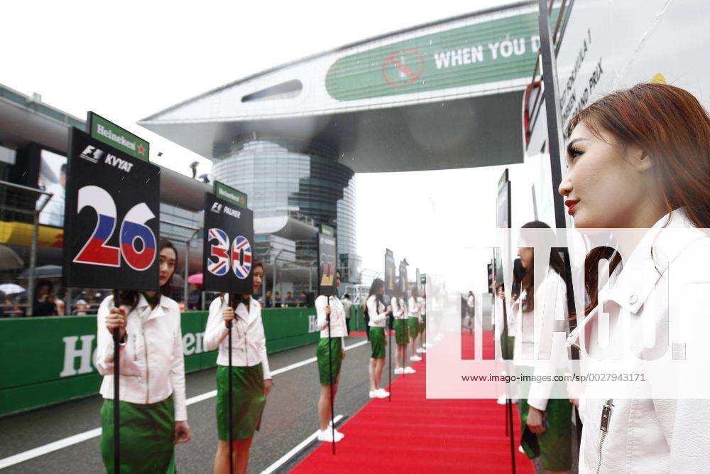 Shanghai: Motorsports: FIA Formula One World Championship WM Weltmeisterschaft 2017 grid girls Chinese Formula One Grand Prix Shanghai Circuit on April 08, 2017 in Shanghai, China. (Photo by Hoch Zwei) Shanghai China