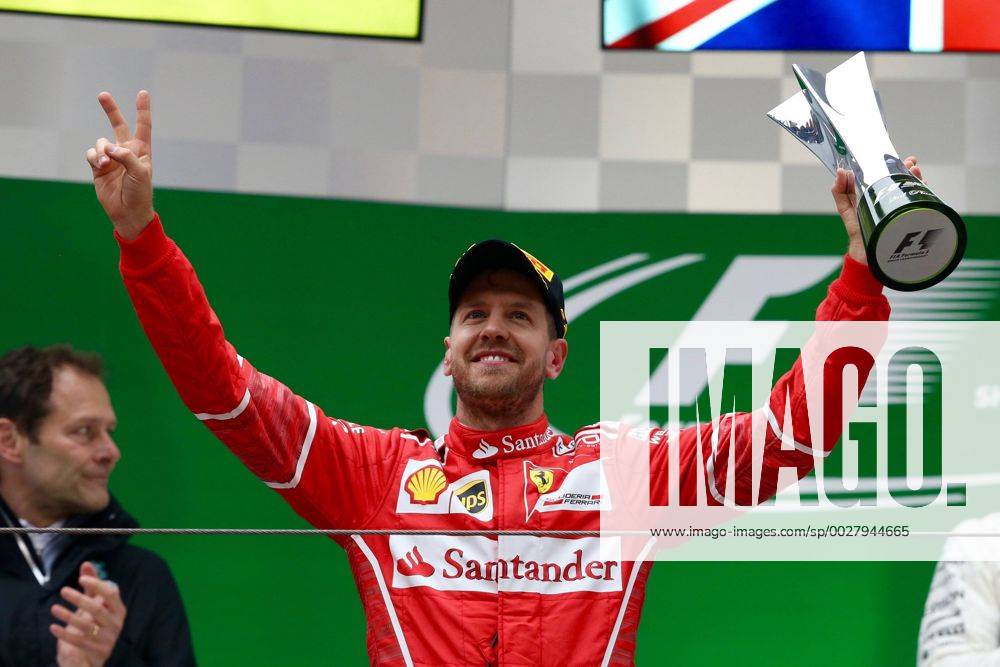 Sebastian Vettel (Scuderia Ferrari) mit Pokal, Grosser Preis von China 2017, Rennen, Motorsport, Formel 1, 09.04.2017, Shanghai