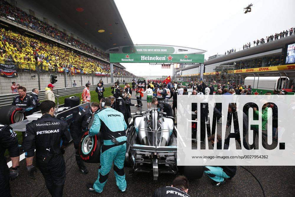 Shanghai: Motorsports: FIA Formula One World Championship WM Weltmeisterschaft 2017 Chinese Formula One Grand Prix Shanghai Circuit on April 08, 2017 in Shanghai, China. (Photo by Hoch Zwei) 44 Lewis Hamilton (GBR, Mercedes AMG Petronas Formula One Team), Shanghai China