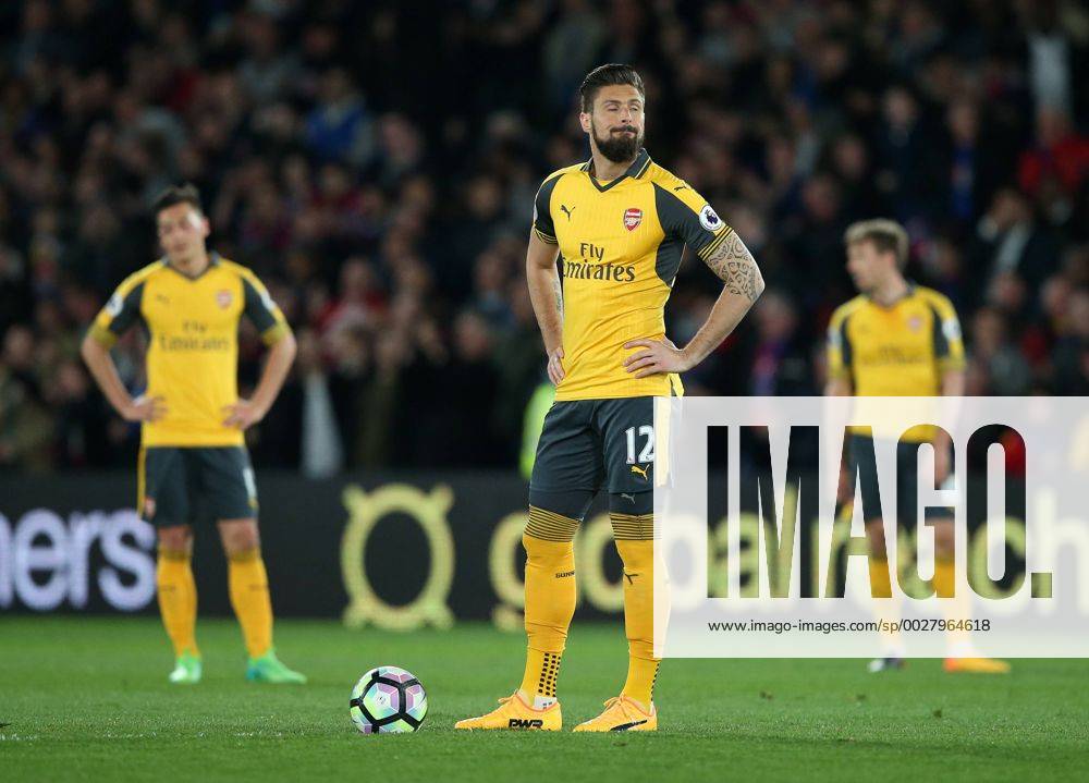 Arsenal s Olivier Giroud looks on dejected after going 2-0 down during the Premier League match at Selhurst Park Stadium, London. Picture date: April 10th, 2017. Pic credit should read: David Klein Sportimage .