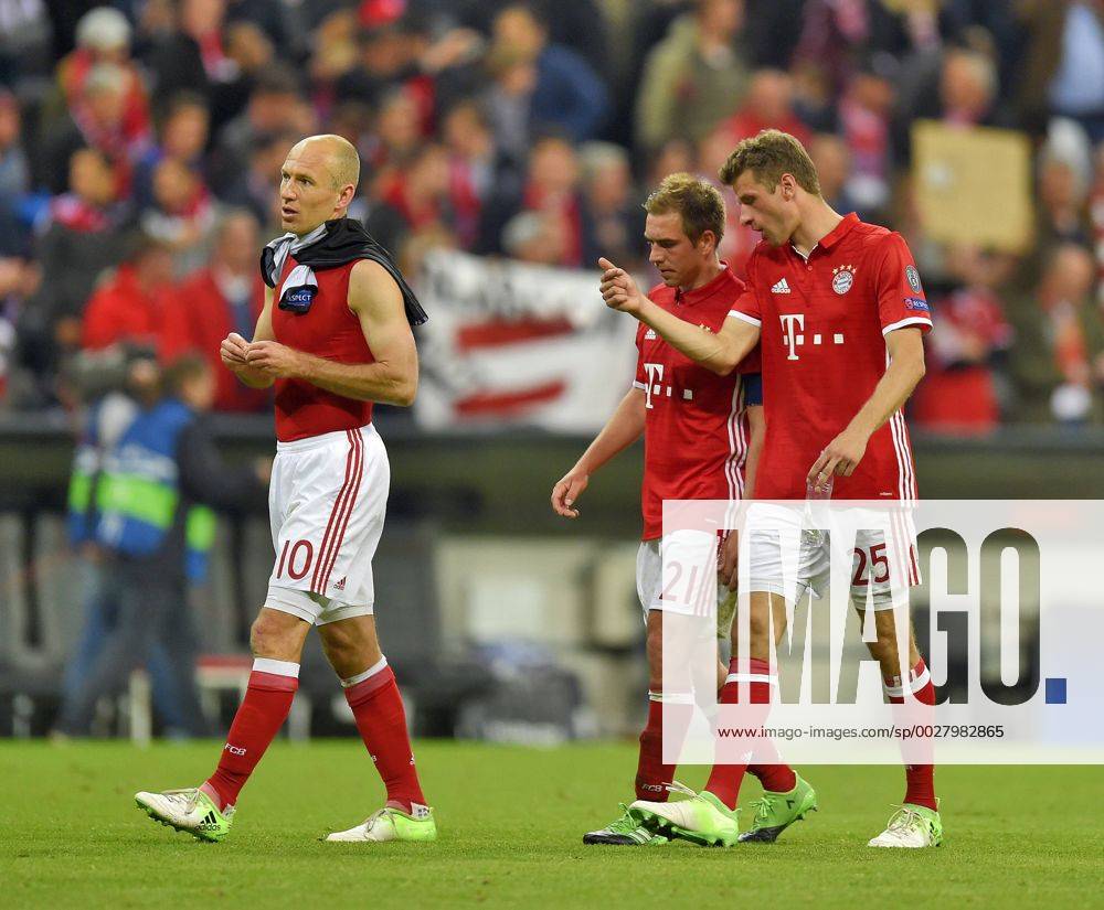 Fussball Champions-League 2016 2017, Viertelfinale Hinspiel, FC Bayern München - Real Madrid, in der Allianz-Arena München. v.l. Arjen Robben (FC Bayern München), Philipp Lahm (FC Bayern München) und Thomas Müller (FC Bayern München) sind nach dem Spiel enttäuscht.