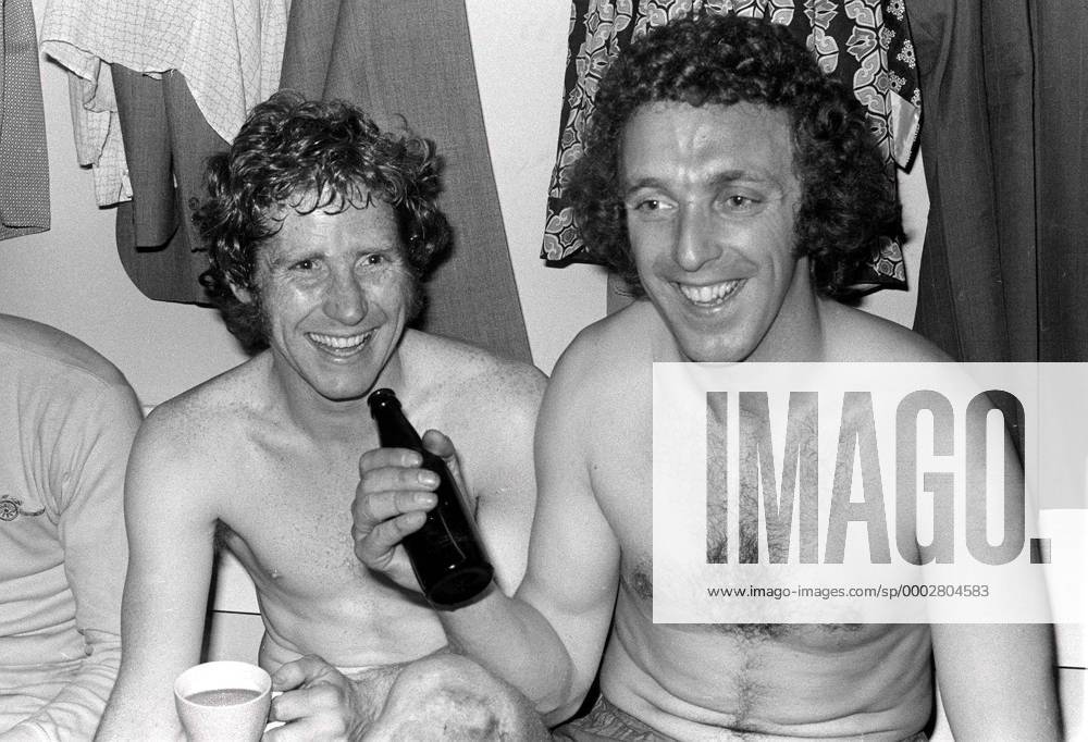 Torwart Geoff Barnett (re.) und Alan Ball (beide Arsenal) feiern den Finaleinzug - Fußball Herren FA Cup 1971 1972, Englischer Pokal, Pokalspiel, Halbfinale, Arsenal FC London Gruppe Liverpool Harmonie, Glück, Freude, Fußball Herren FA Cup 1971 1972, Englischer Pokal, Pokalspiel, Halbfinale, Arsenal FC London Gruppe Liverpool Harmonie, Glück, Freude,