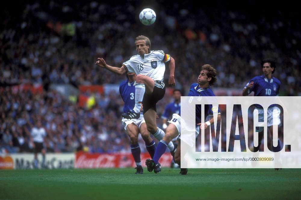 Jürgen Klinsmann (Deutschland, li.) gegen Roberto Mussi (Italien) Fußball Länderspiel Herren EM 1996, Nationalmannschaft, Nationaltrikot, Deutschland - Italien 0:0, Gruppe C, Vdia Gruppe Manchester Dynamik, Fußball Länderspiel Herren EM 1996, Nationalmannschaft, Nationaltrikot, Deutschland - Italien 0:0, Gruppe C, Vdia Gruppe Manchester Dynamik,